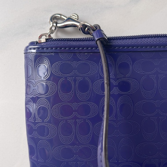 Embossed COACH Purple Liquid Gloss Patent Leather Bow Heart Wristlet - Picture 4 of 4